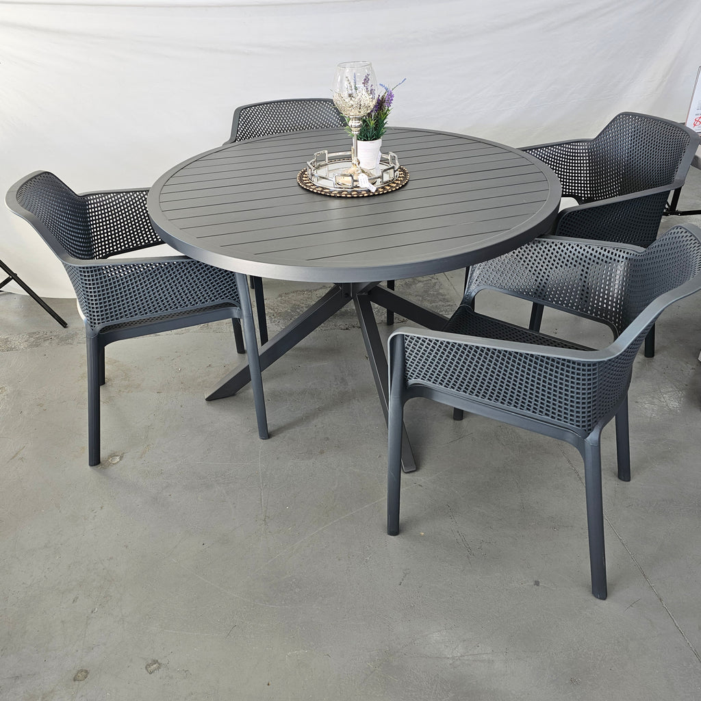 Matzo Round Table and Lido Chair